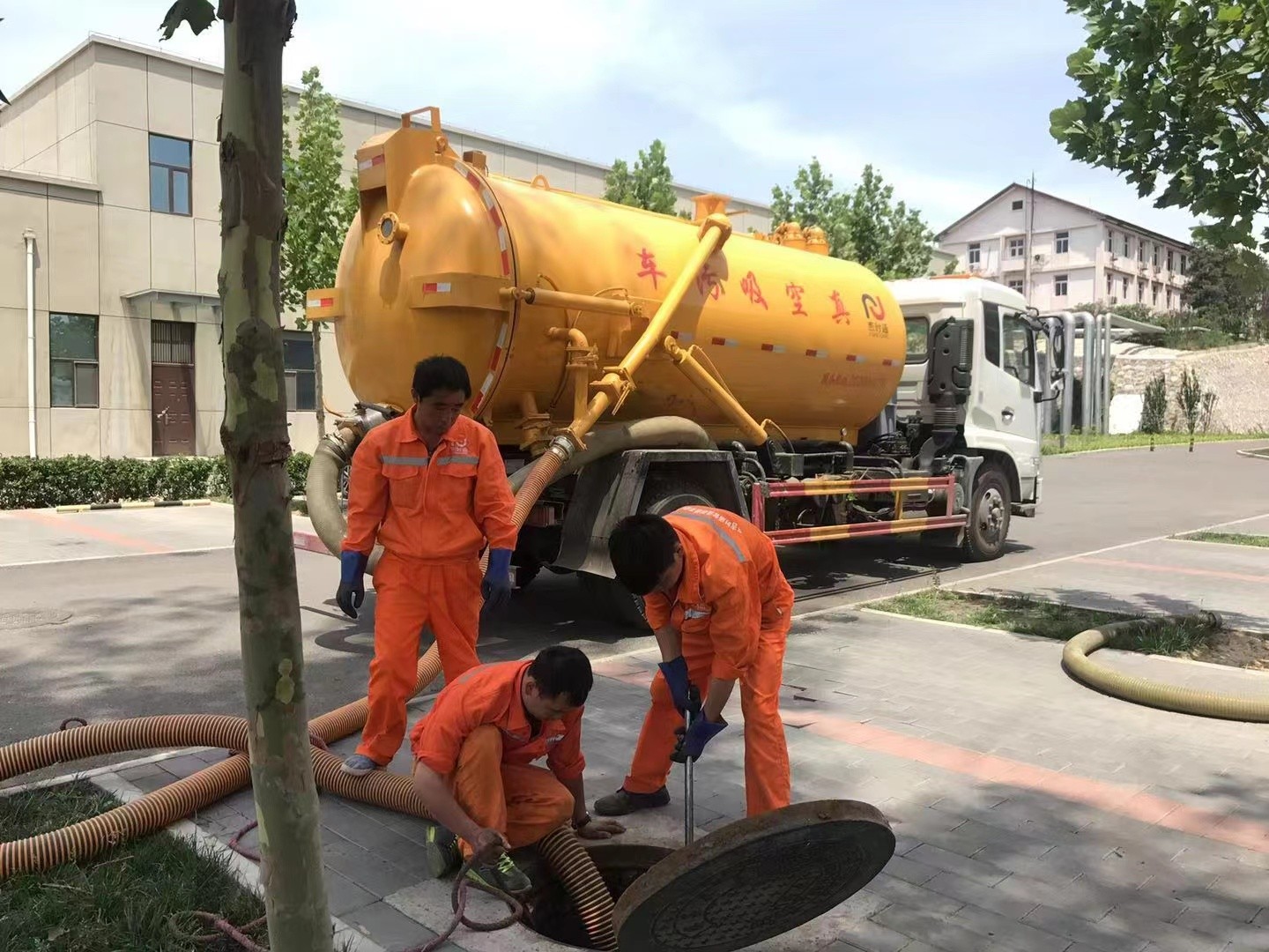 田林管道疏通车停在窨井附近